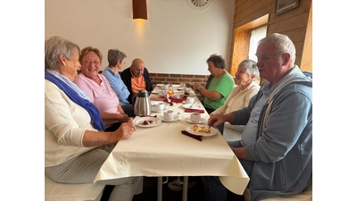 Die Gäste genießen den Austausch bei der „Kuchengesellschaft.  (Foto: privat)