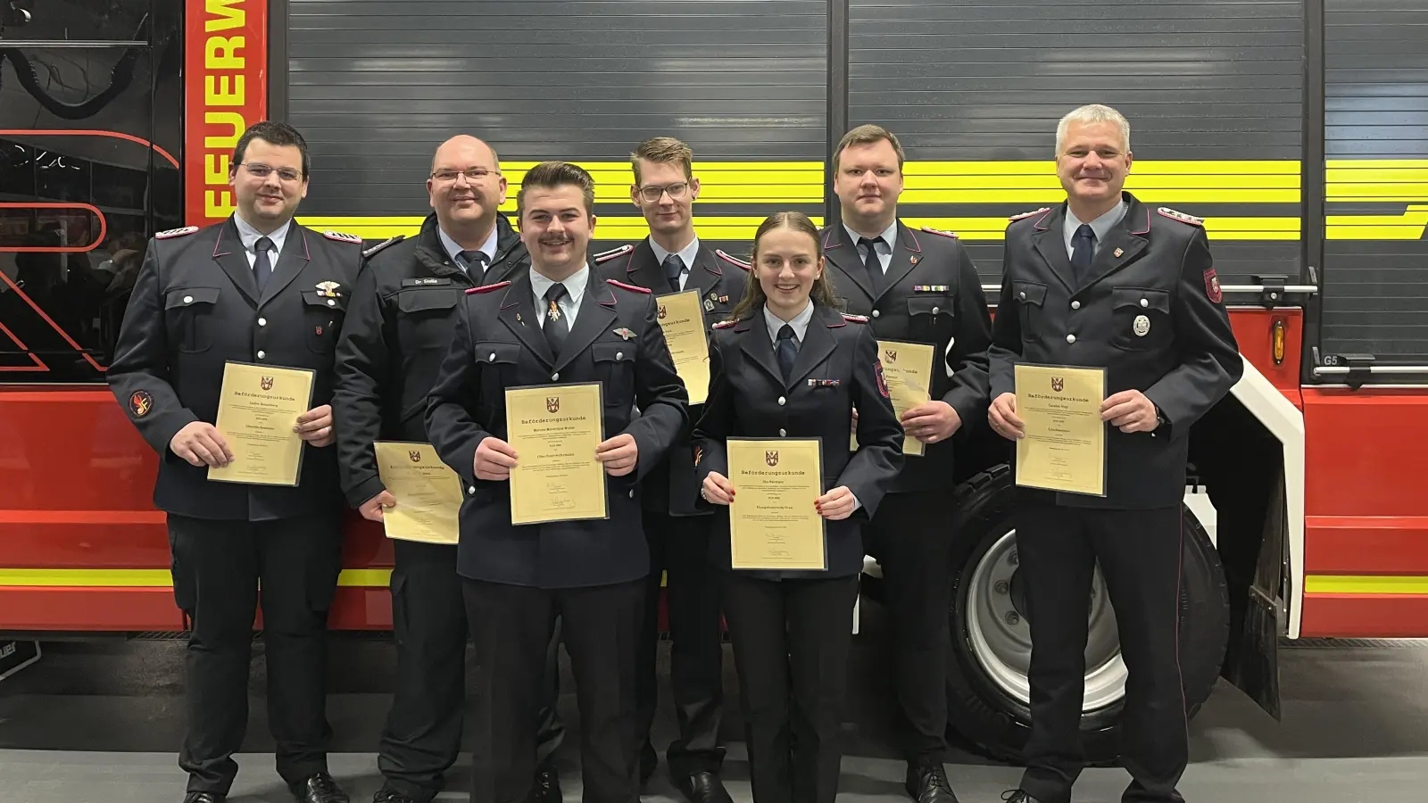 Auf einen Blick: Die beförderten Kameradinnen und Kameraden. (Foto: Feuerwehr)