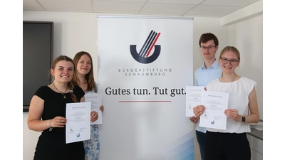 Die künftigen Studenten Sarah Scherer (v. li.), Tabea Feldmann, Leon Köster und Mara Cornills werden von der Bürgerstiftung mit Stipendien unterstützt.  (Foto: bb)