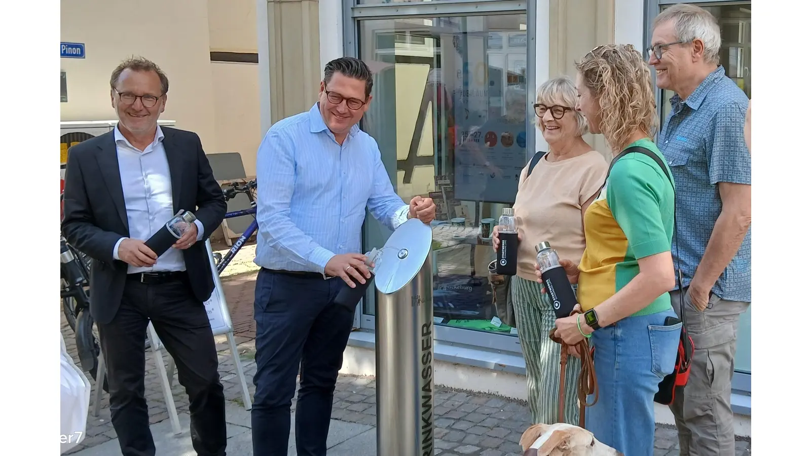 Das Foto zeigt u.a. (v.l.) den Geschäftsführer der Stadtwerke Schaumburg-Lippe GmbH, Herrn Rabeneck, sowie Bürgermeister Wohlgemuth. (Foto: privat)