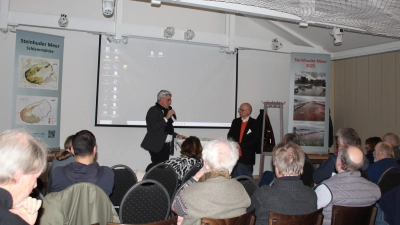 Erläutert die Haltung der Stadt Wunstorf: Bürgermeister Carsten Piellusch (li.) zusammen mit Wilhelm Bredthauer. (Foto: wb)