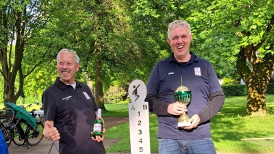 Wolfgang Tadge (li.) und Frank Teubener sichern sich nach spannendem Endspiel die Boule-Vereinsmeisterschaft. (Foto: privat)