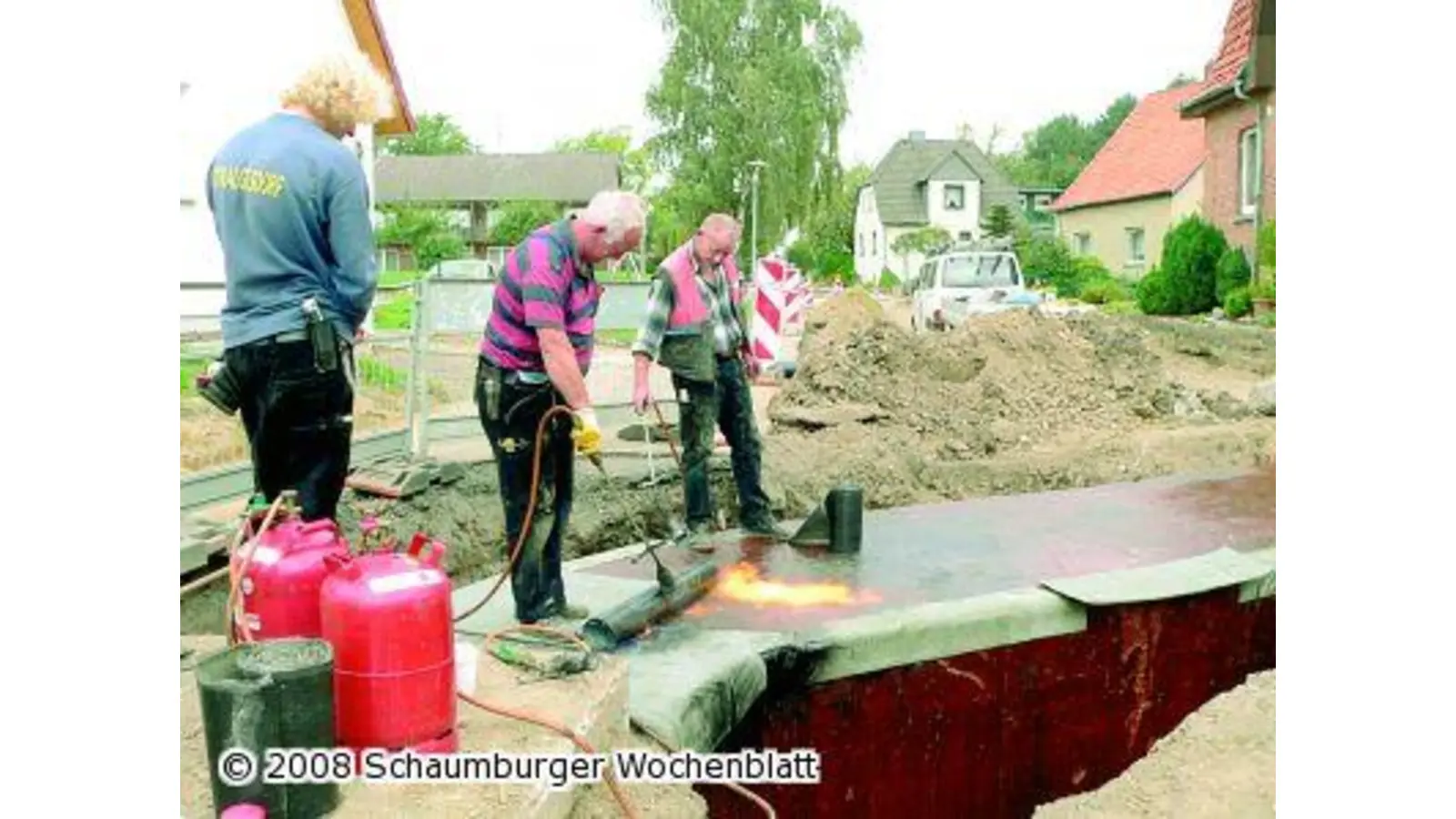 Durch ein Betonrohr fließt der Ackersbach unter dem Bassenbrink (Foto: al)