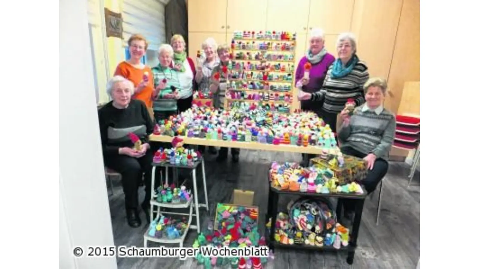 Ein Meer von kleinen Mützchen gefertigt (Foto: al)