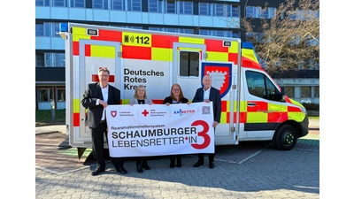 Bernd Gerberding, Geschäftsführer DRK Rettungsdienst Schaumburg, Astrid Otto, Kreisrätin Landkreis Schaumburg Andrea Stüdemann, Erste Kreisrätin, Landkreis Schaumburg und Jörg Farr, Landrat Landkreis Schaumburg werben für die wichtige App. (Foto: privat)