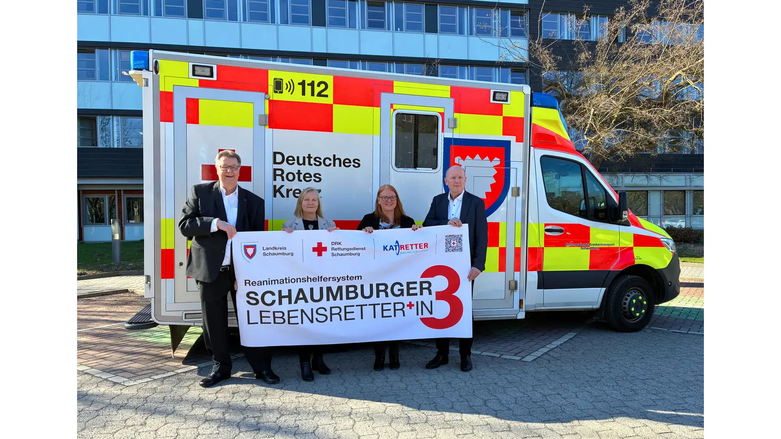 Bernd Gerberding, Geschäftsführer DRK Rettungsdienst Schaumburg, Astrid Otto, Kreisrätin Landkreis Schaumburg Andrea Stüdemann, Erste Kreisrätin, Landkreis Schaumburg und Jörg Farr, Landrat Landkreis Schaumburg werben für die wichtige App. (Foto: privat)