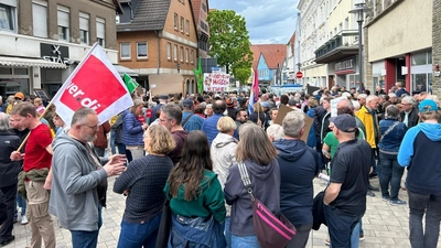 Rund 350 Teilnehmer kommen zur Demonstration im Umfeld des neueröffneten AFD-Kreisverbandsbüros in Stadthagen. (Foto: privat)