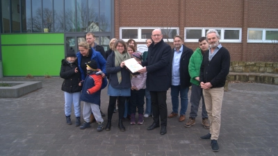 Elternvertreter überreichen die Unterschriftensammlung an Landrat Jörg Farr. (Foto: gk)