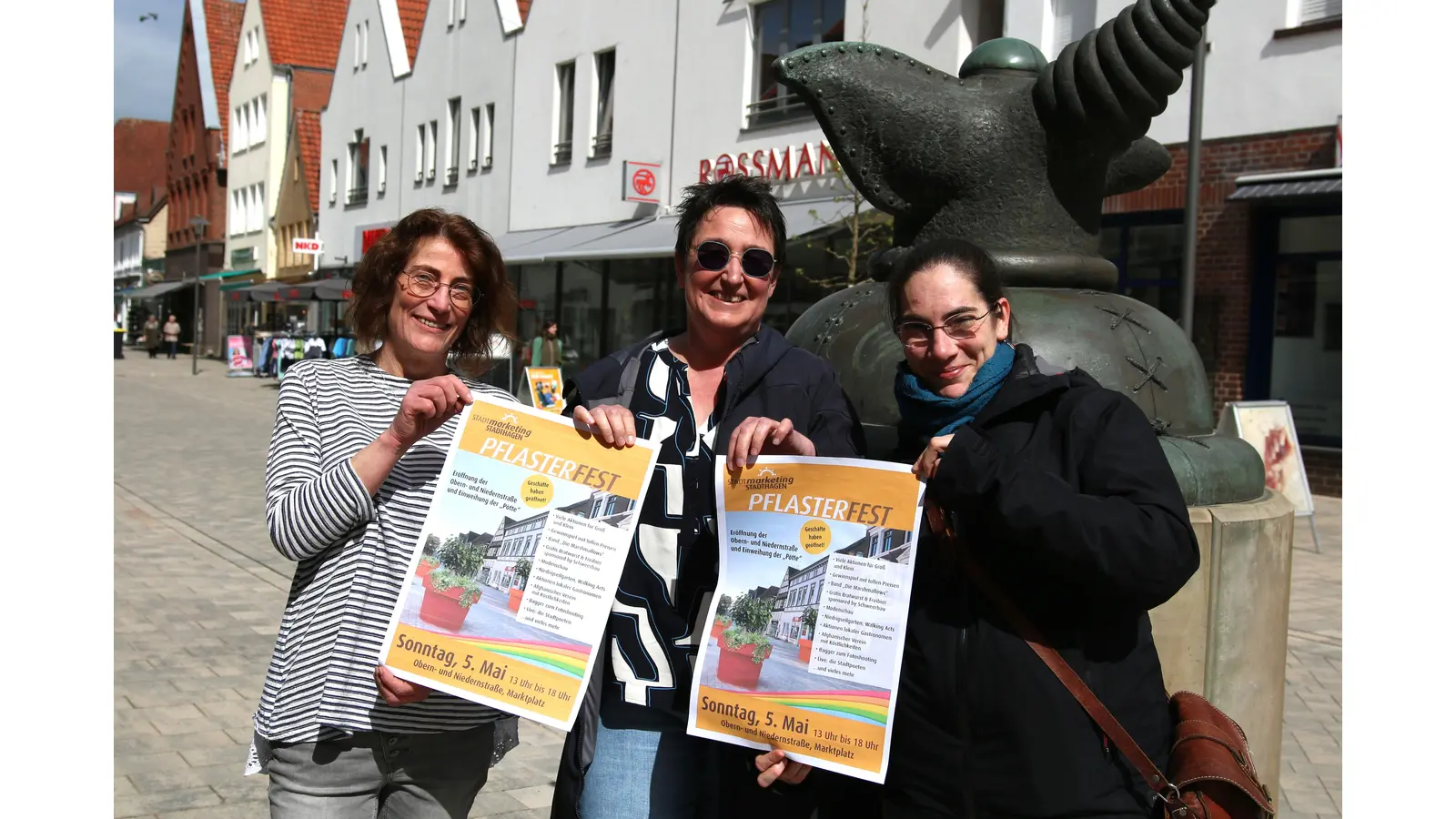 Anja Adelt (v. li.), Ilca Foraita (beide Interessengemeinschaft Obernstraße) und Britta Dostert (Stadt) laden zum Pflasterfest zur Einweihung der Fußgängerzone am 5. Mai ein.  (Foto: bb)