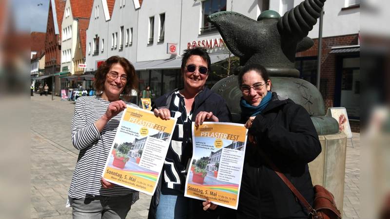 Anja Adelt (v. li.), Ilca Foraita (beide Interessengemeinschaft Obernstraße) und Britta Dostert (Stadt) laden zum Pflasterfest zur Einweihung der Fußgängerzone am 5. Mai ein.  (Foto: bb)