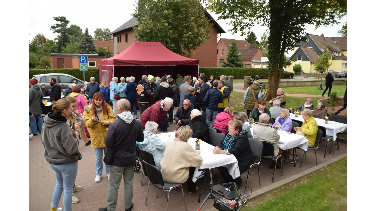Angeregte Gespräche bei Zwiebelkuchen und Getränken. (Foto: ab)