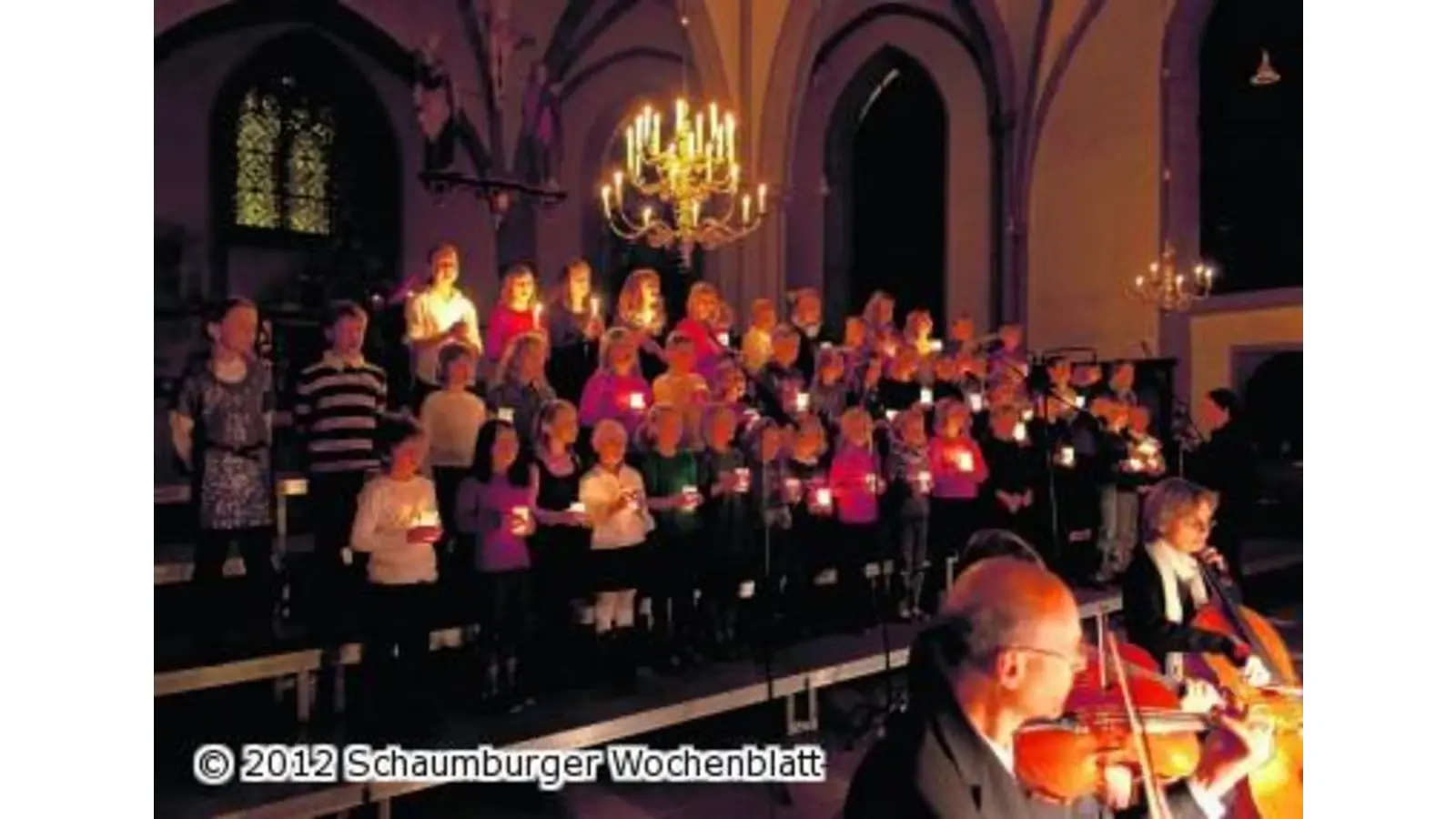 Bei Kerzenschein in der Kirche (Foto: em)