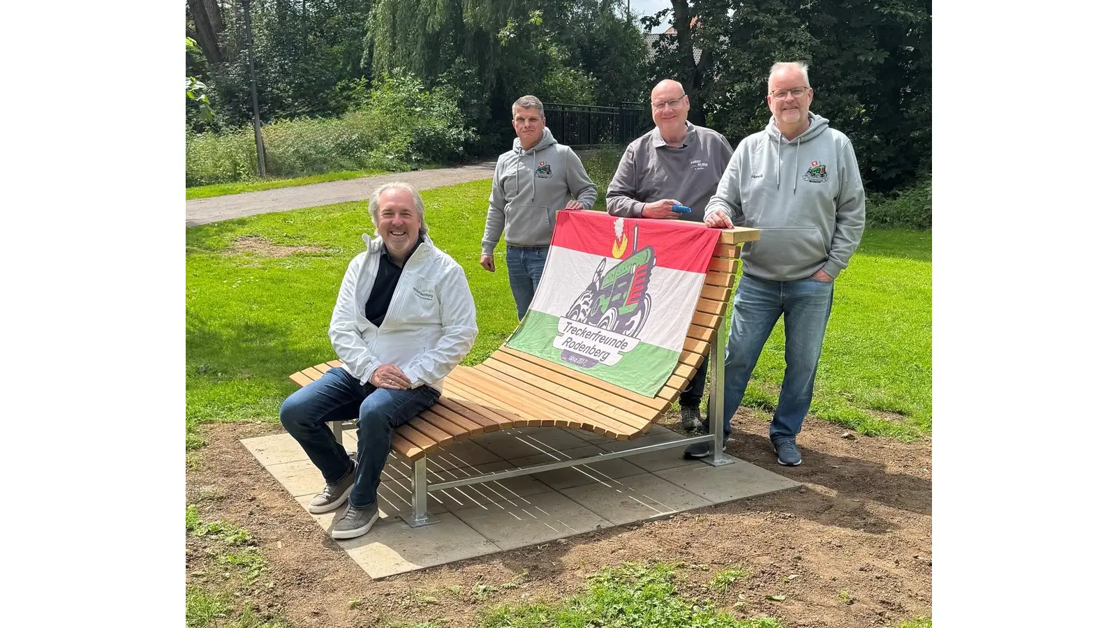 Freuen sich über die neue Liegebank der Treckerfreunde Rodenberg im Burgpark Rodenberg: Sören Kramer (V. li. Vorsitzender Treckerfreunde Rodenberg), Andreas Weikert (Geschäftsführer Weikert Holzbau), Henrik Schulze (Treckerfreunde Rodenberg) und Stadtdirektor Dr. Thomas Wolf (vorne). (Foto: Stadt Rodenberg)