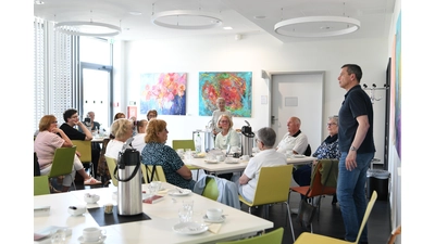 Klinikseelsorger Jörg Rudolph und Gruppenkoordinatorin Gerda Vallak haben ein Treffen mit einem Ehrenamts-Team aus Peine veranstaltet.  (Foto: nd)