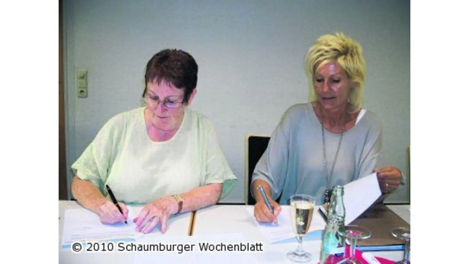 Erst den Vertrag und danach eine Feierstunde für eine aktive Zukunft (Foto: red)