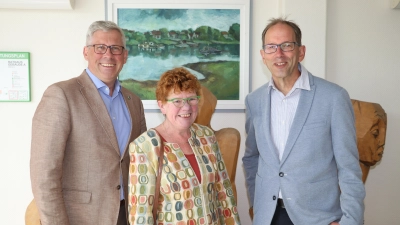 Nach der Ehrung (v.li.): Carsten Piellusch, Anke Schulze und Dieter Klose. (Foto: gi)