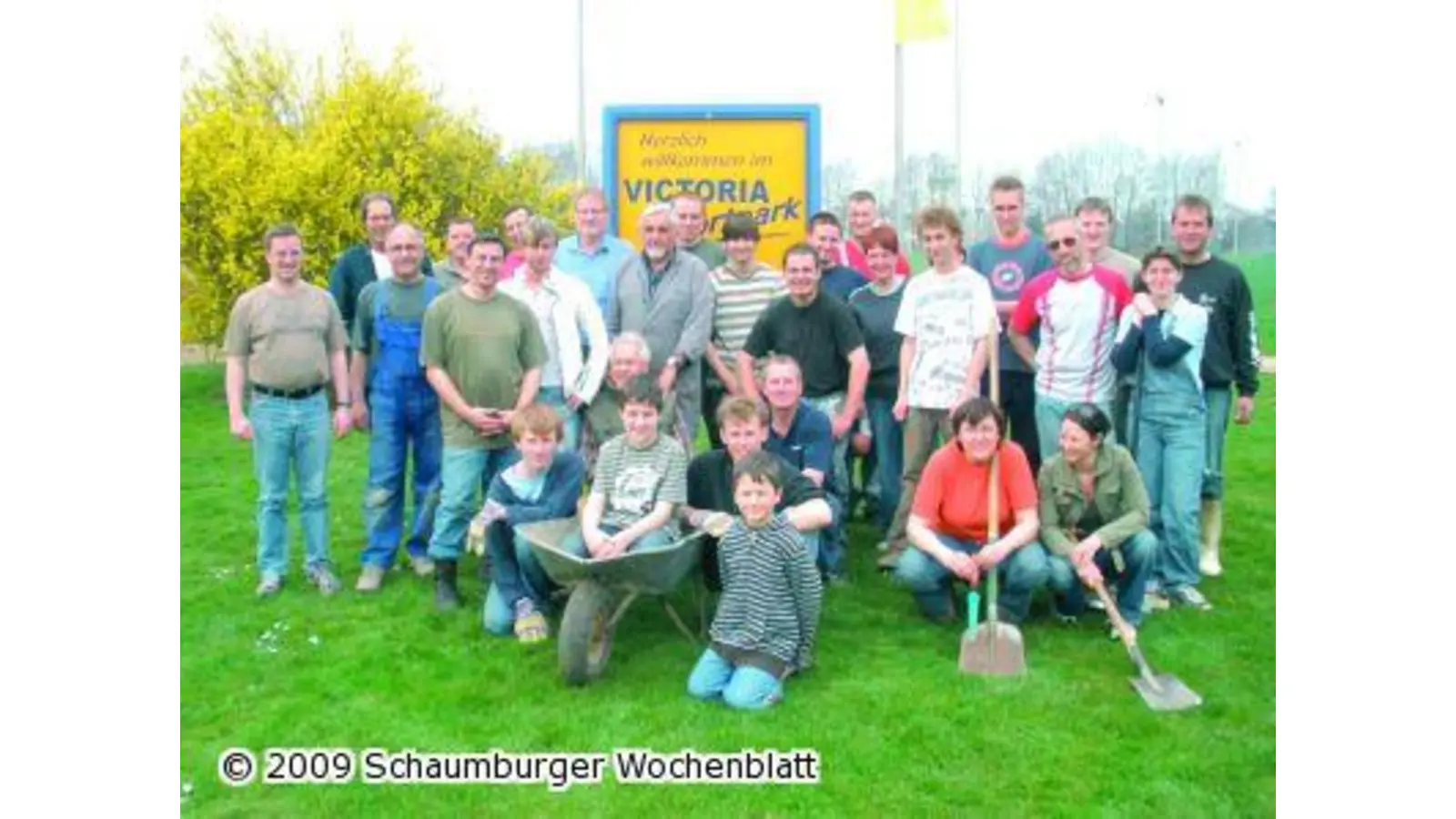 Sportler schleppen schwere Steine (Foto: al)