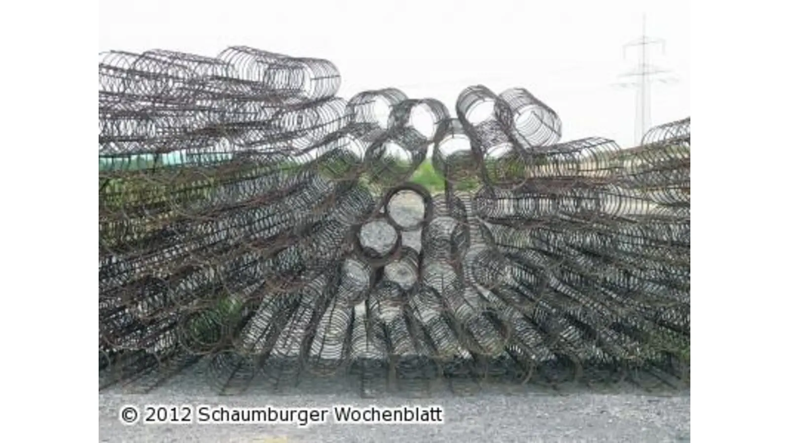 Eine hohe Wand fängt den Hang ab (Foto: al)