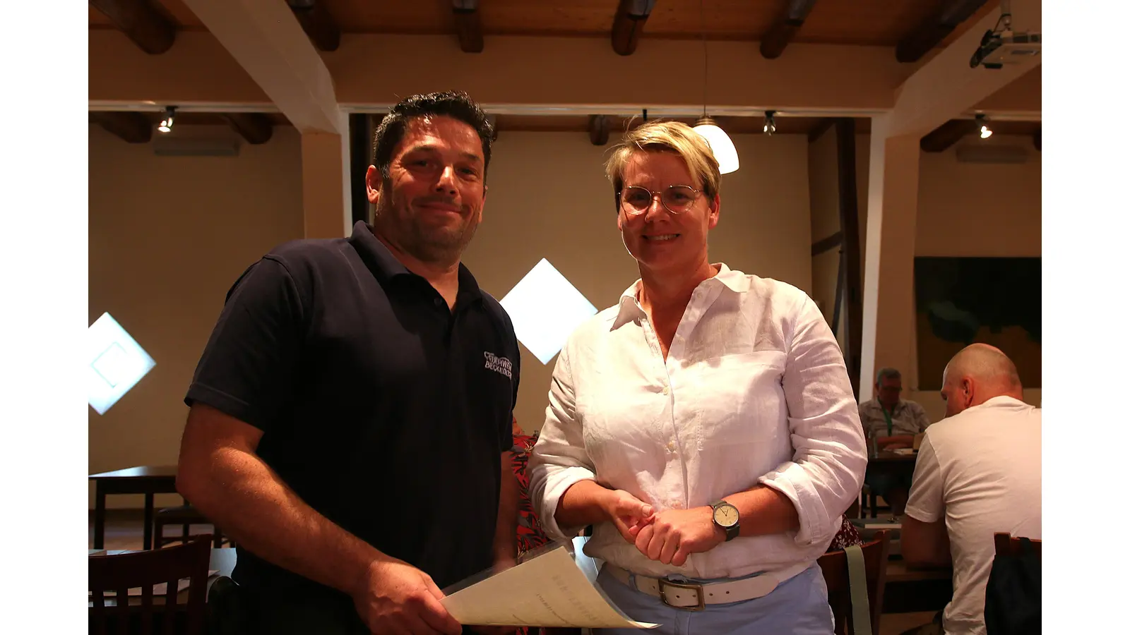 Dirk Kober wird von Samtgemeindebürgermeisterin Svenja Edler offiziell ins Amt des Ortsbrandmeisters in Beckedorf berufen. (Foto: bb)