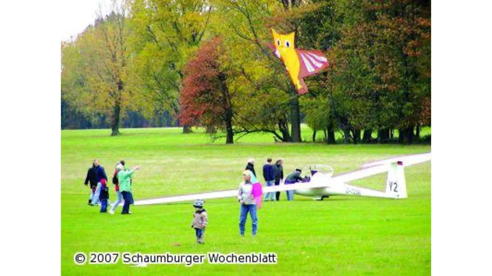 Kinder feiern Drachenfest auf dem Segelfluggelände (Foto: hb)