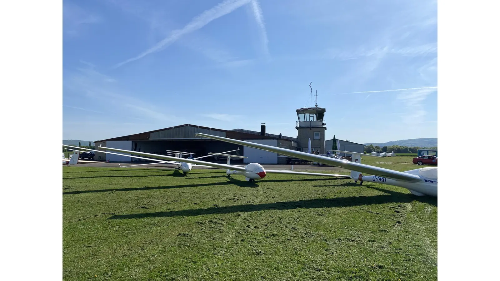 Bei schönem Wetter ist immer was los auf dem Platz - bei schlechtem Wetter trifft man die Sportler dann im Hangar bei nötigen Arbeiten oder in der Gaststätte Cumulus. (Foto: privat)