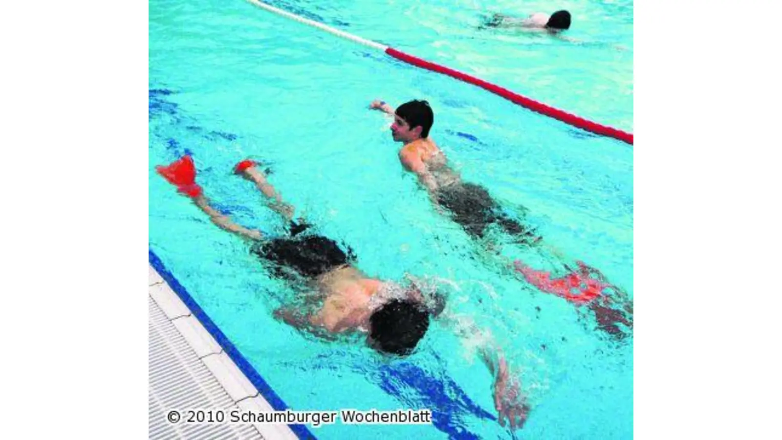 Schüler der Schule am Schlosspark lernen die richtigen Schwimmzüge (Foto: wtz)