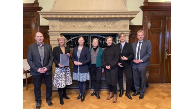 Ministerin Wiebke Osigus übergibt den Förderbescheid an Bürgermeisterin Andrea Lange. Mit dabei Vetreter aus dem Ministerium sowie aus den Rintelner Fraktionen.  (Foto: ste)