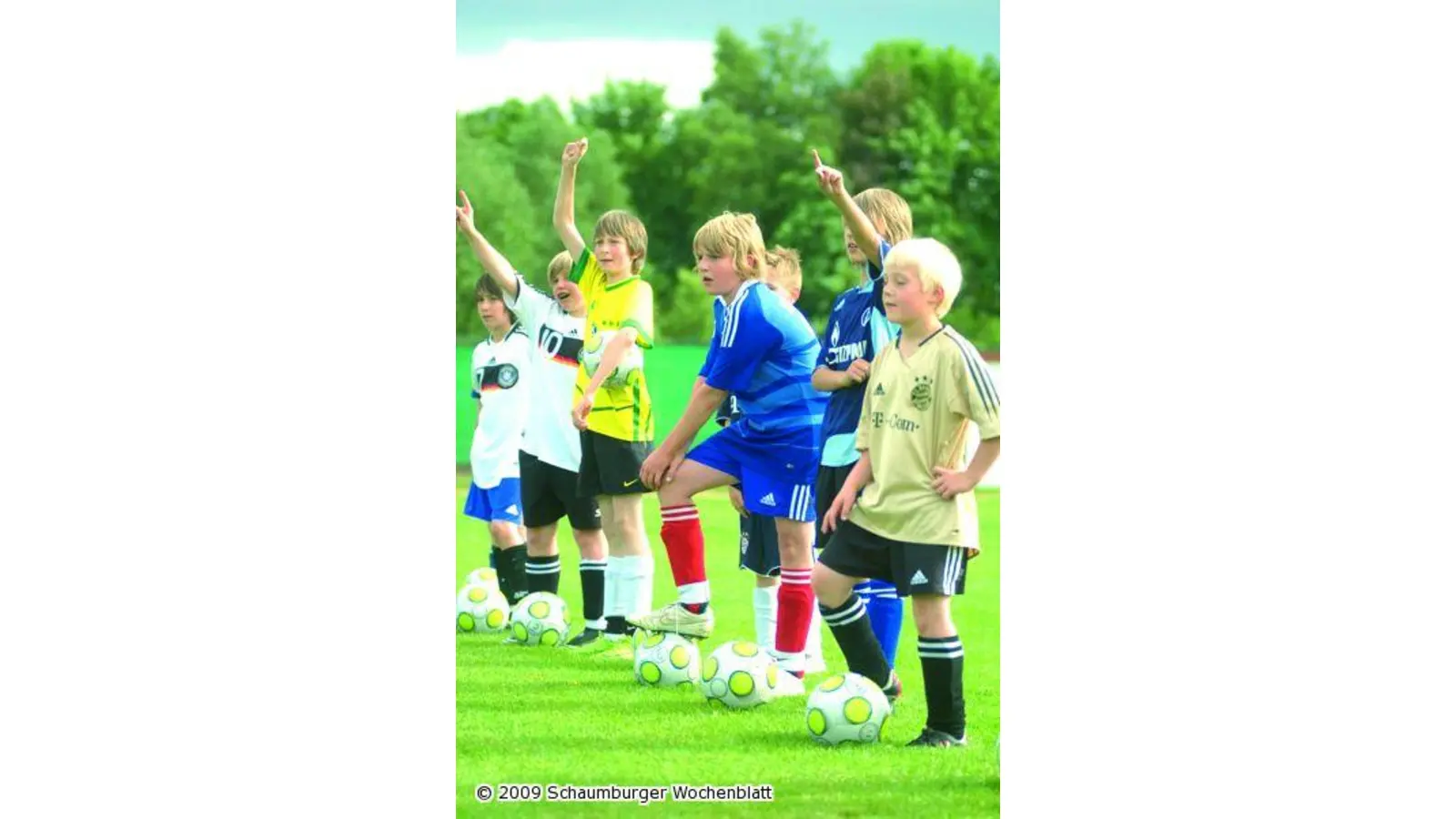 Experten geben Hilfestellung auf dem Fußballrasen (Foto: al)