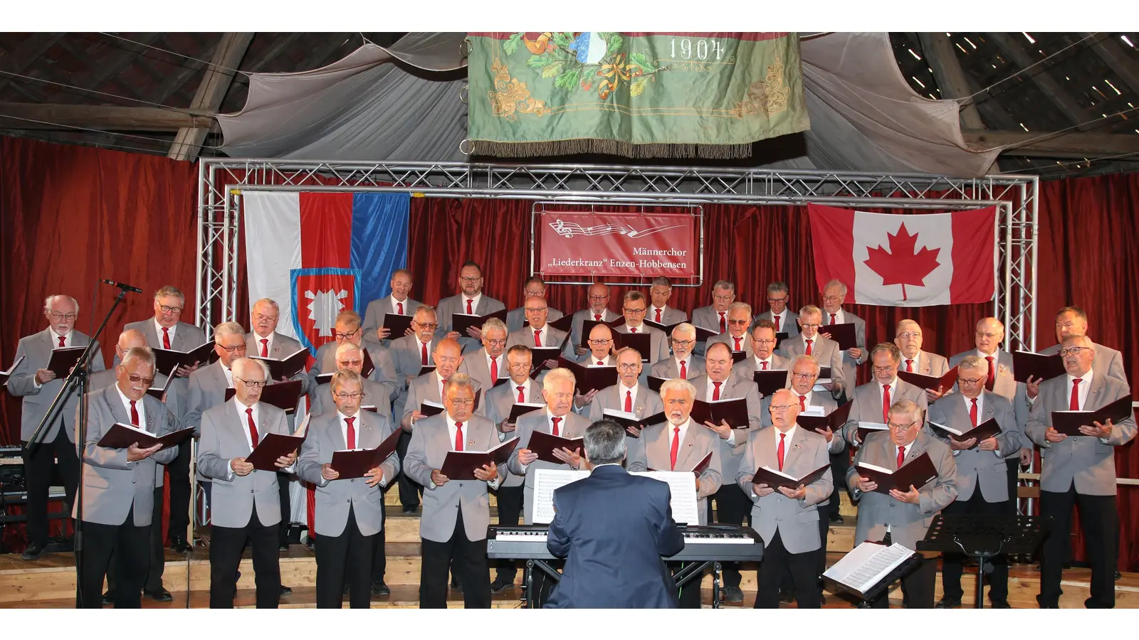 Der veranstaltende Männerchor Liederkranz Enzen-Hobbensen bekommt wie alle mitwirkenden Chöre viel Befall für das „Chor- und Musikfestival“. (Foto: Borchers, Bastian)