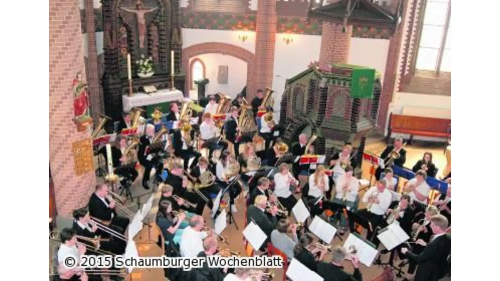 Der rhythmische Bläserklang erreicht die Herzen der Gemeinde (Foto: em)