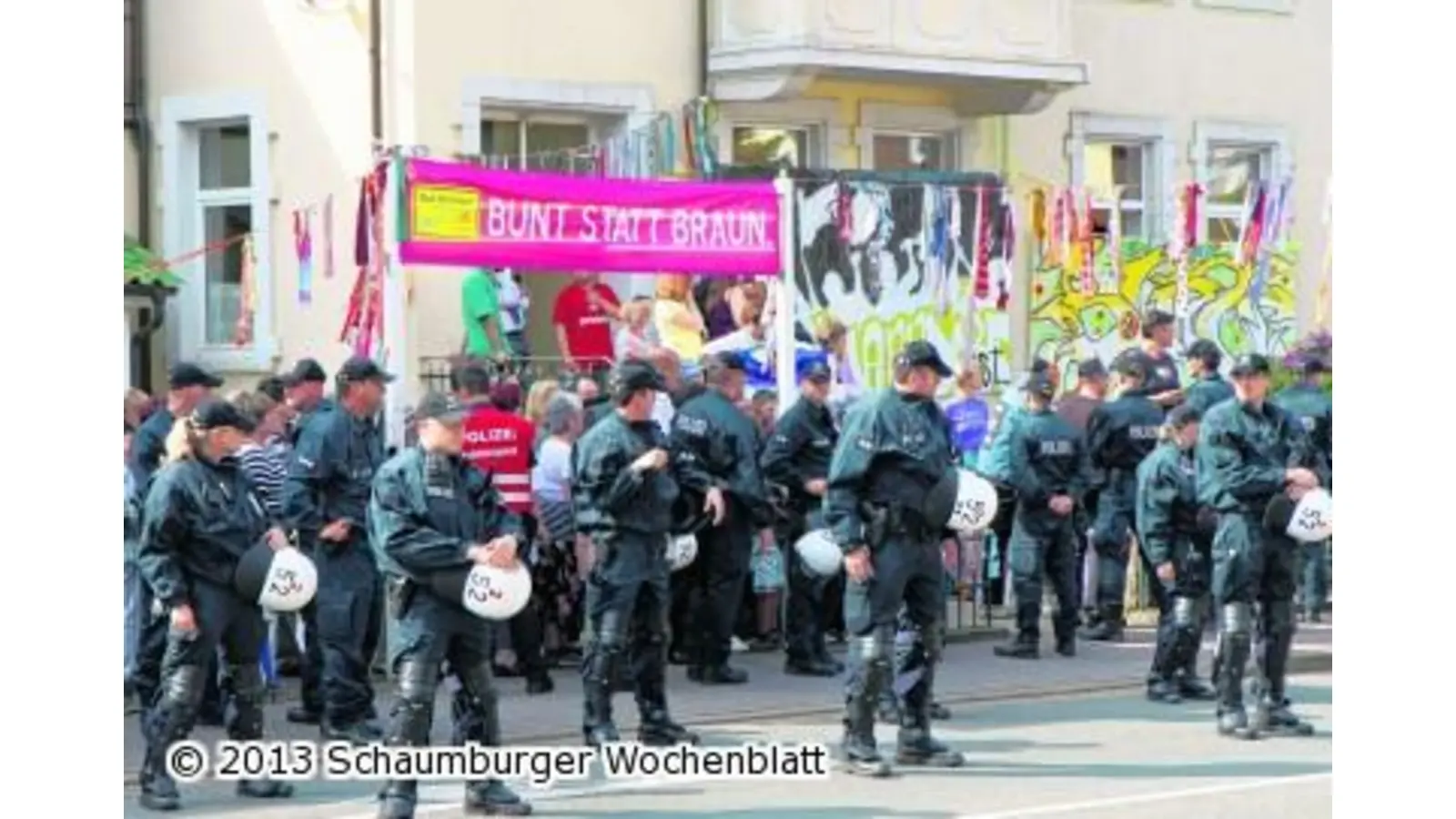 Demokraten sowie Neonazis demonstrieren vor Wincklerbad (Foto: bb)