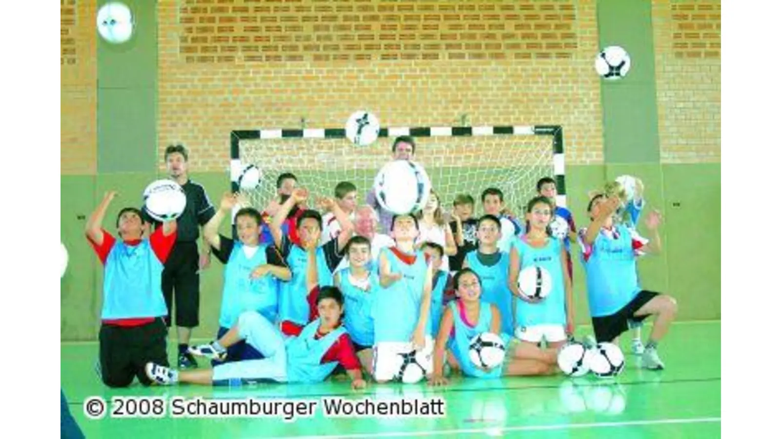 Schüler erhalten Training und Fußbälle (Foto: mr)