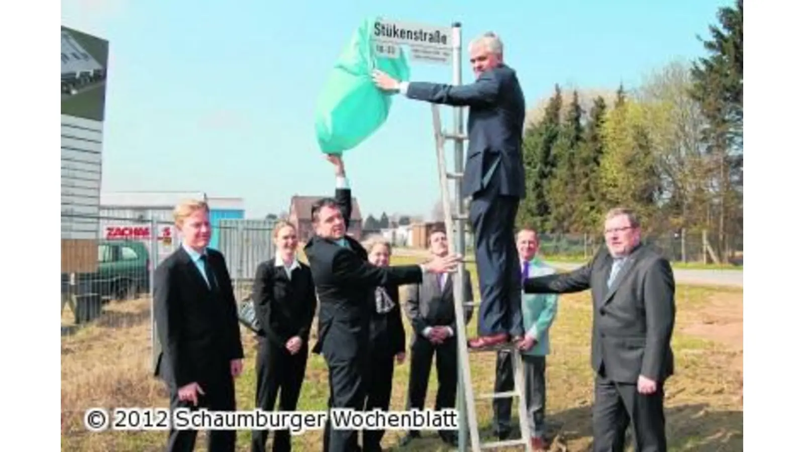 Gesellschafter enthüllen feierlich neue Stükenstraße (Foto: ste)