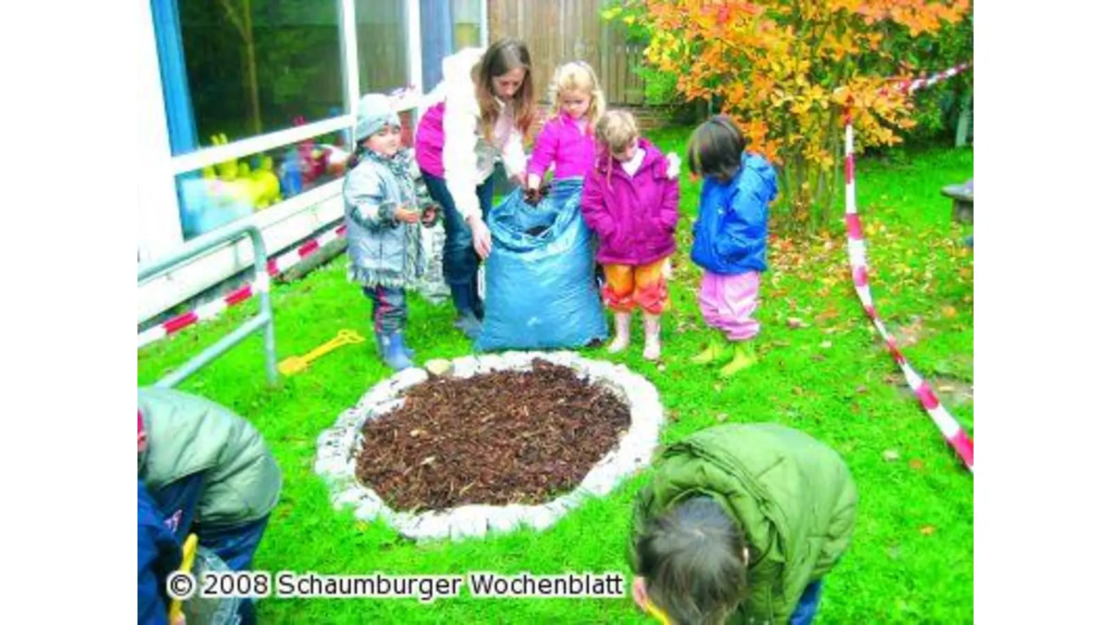 Kleine Füße erobern den Tastpfad (Foto: mk)