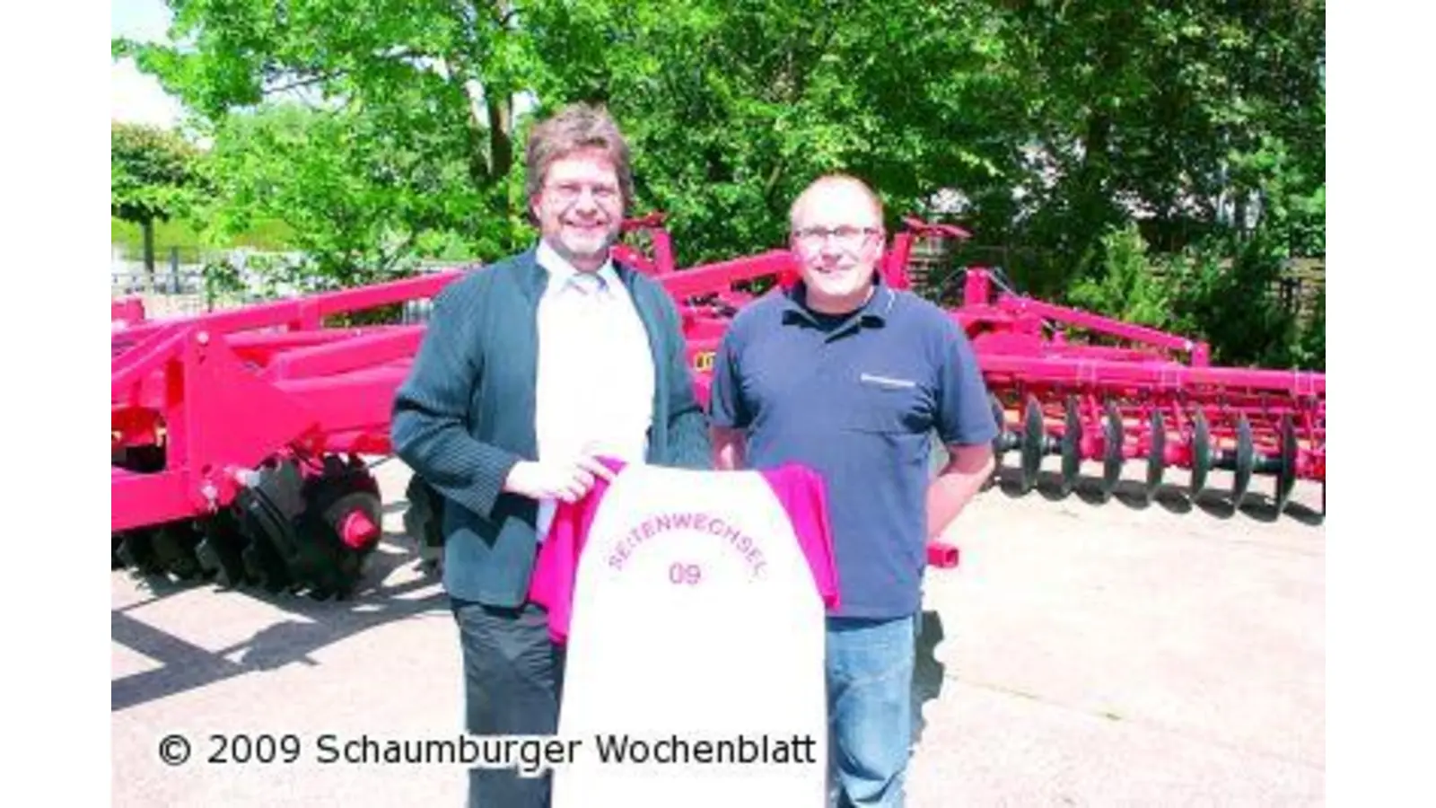 Politiker schaut Unternehmern über die Schulter (Foto: bb)