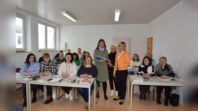 Stiftungsvorsitzende und Bürgermeistrin Andrea Lange besucht mit der Integrationsbeauftragten Petra Uhe die Teilnehmer des Sprachkurses von Valeria Doras. <br> (Foto: ste)