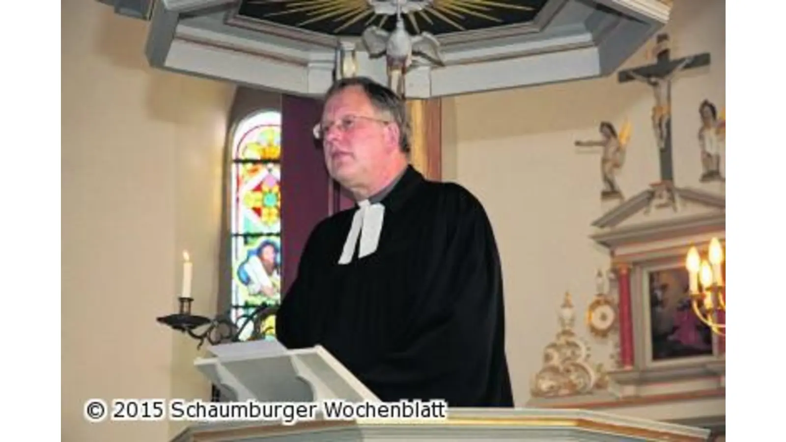 Pastor wird eingeführt (Foto: gi)