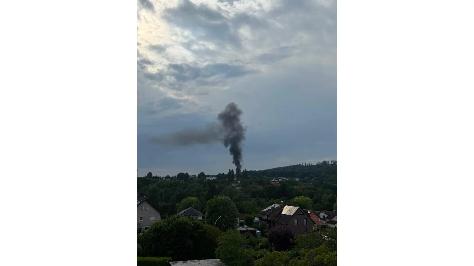 Bereits auf der Anfahrt konnte eine massive Rauchentwicklung festgestellt werden.  (Foto: privat)