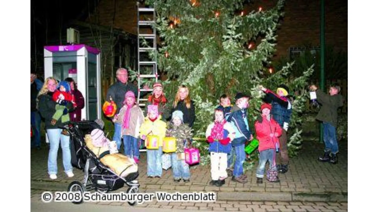 Die Dorfgemeinschaft schmückt Weihnachtsbaum (Foto: tt)