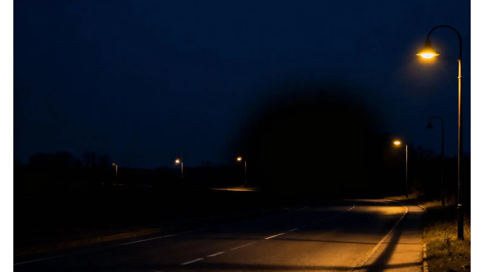 Symbolfoto Straßenbeleuchtung. (Foto: KI)