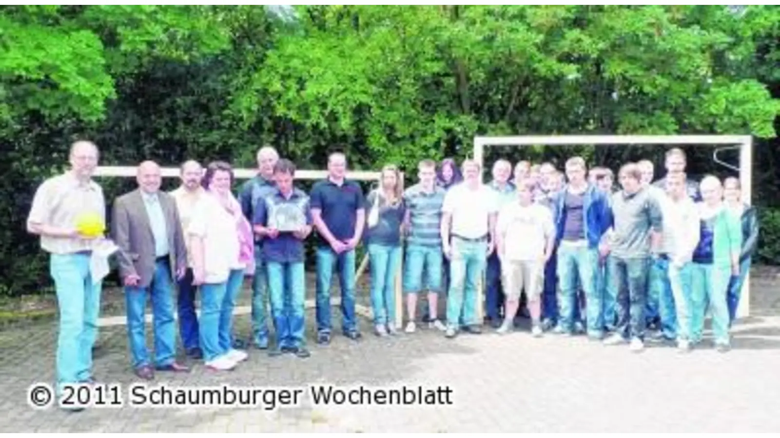 Tischler-Azubis bauen vier Tore für Extens Handballer (Foto: km)