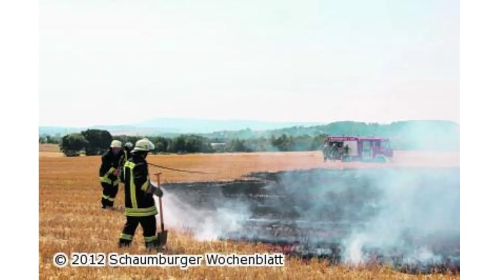 Feuerwehr löscht Brand auf Feld (Foto: mh)