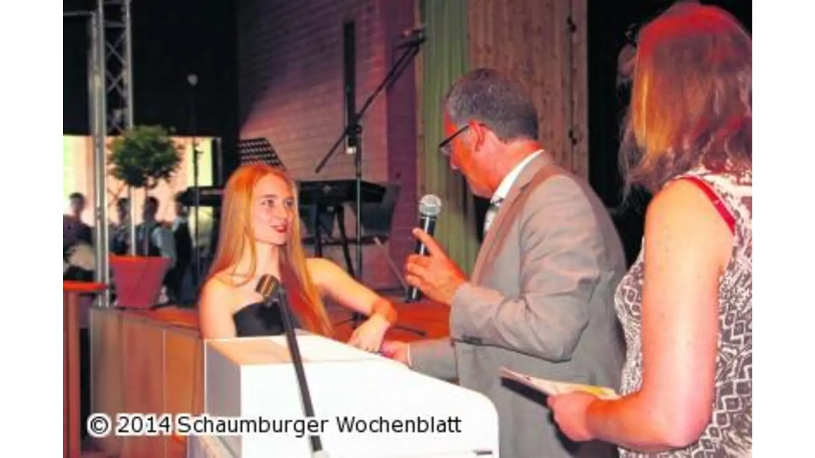 Zehntklässler begraben ihre Paukenzeit und Schule (Foto: jl)