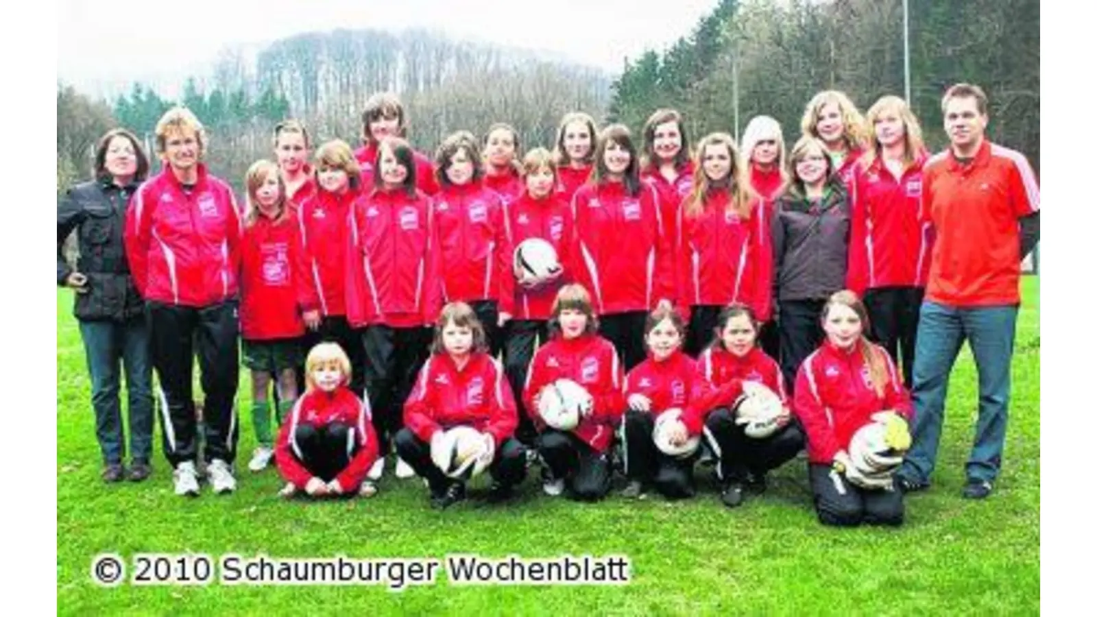 Dank einiger Sponsoren erhalten Fußballmädchen neue Trainingsanzüge (Foto: red)