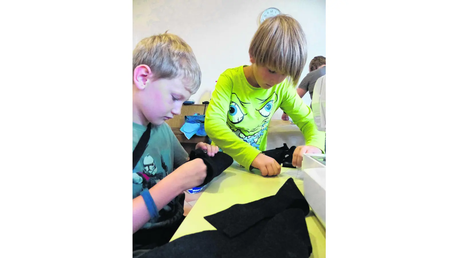 Aus Limonadendeckeln werden neue Knöpfe (Foto: al)