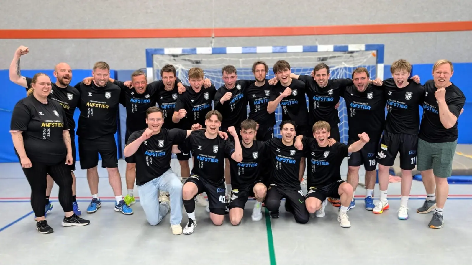 Die Handballer des TVE Röcke feiern den Aufstieg. Betreut, trainiert und geführt werden sie von (v.l.) Betreuerin Laura Dettmer, Trainer Christian Wehmeyer, Co-Trainer Benjamin Klauß und Kapitän Manuel Stundner. (Foto: TVE Röcke)