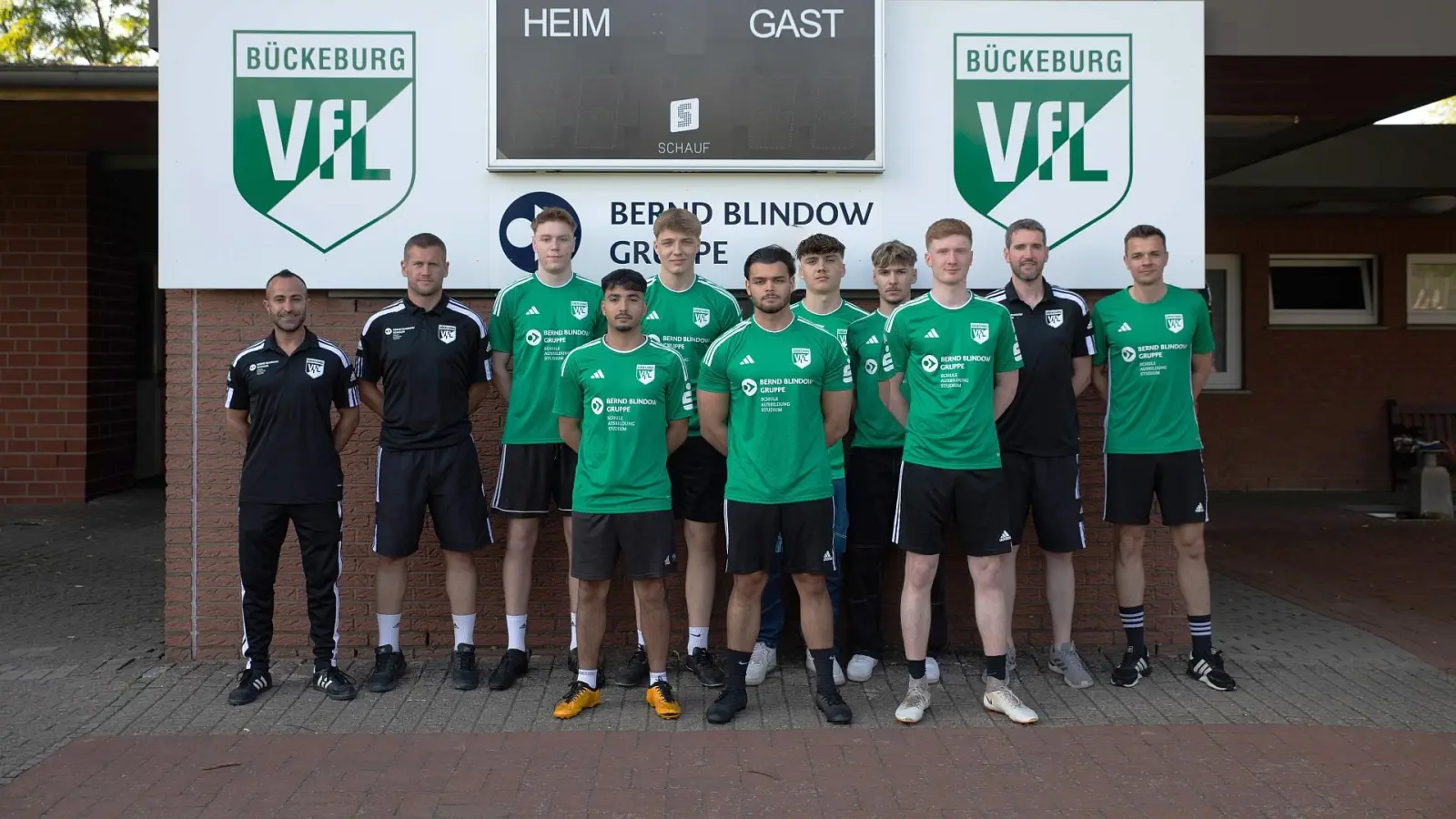Betreuer Eser Altikulac, Co-Trainer Pascal Könemann, Benett Brandt, Imran Ghonain, Benett Blaume, Lorenzo Schneeberger, Joey Lee Meyr, Max-Henry Krebs, Klemens Dieterich, Co-Trainer Tim Buchwald und Trainer Steffen Führing. (Foto: privat)