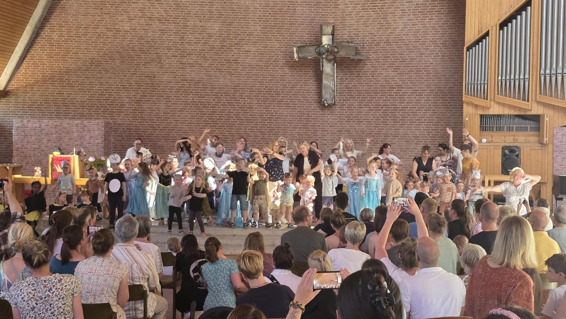 In der Corvinuskirche: Das Musical „Der kleine Rabe Corvinus” wird aufgeführt. (Foto: tau)