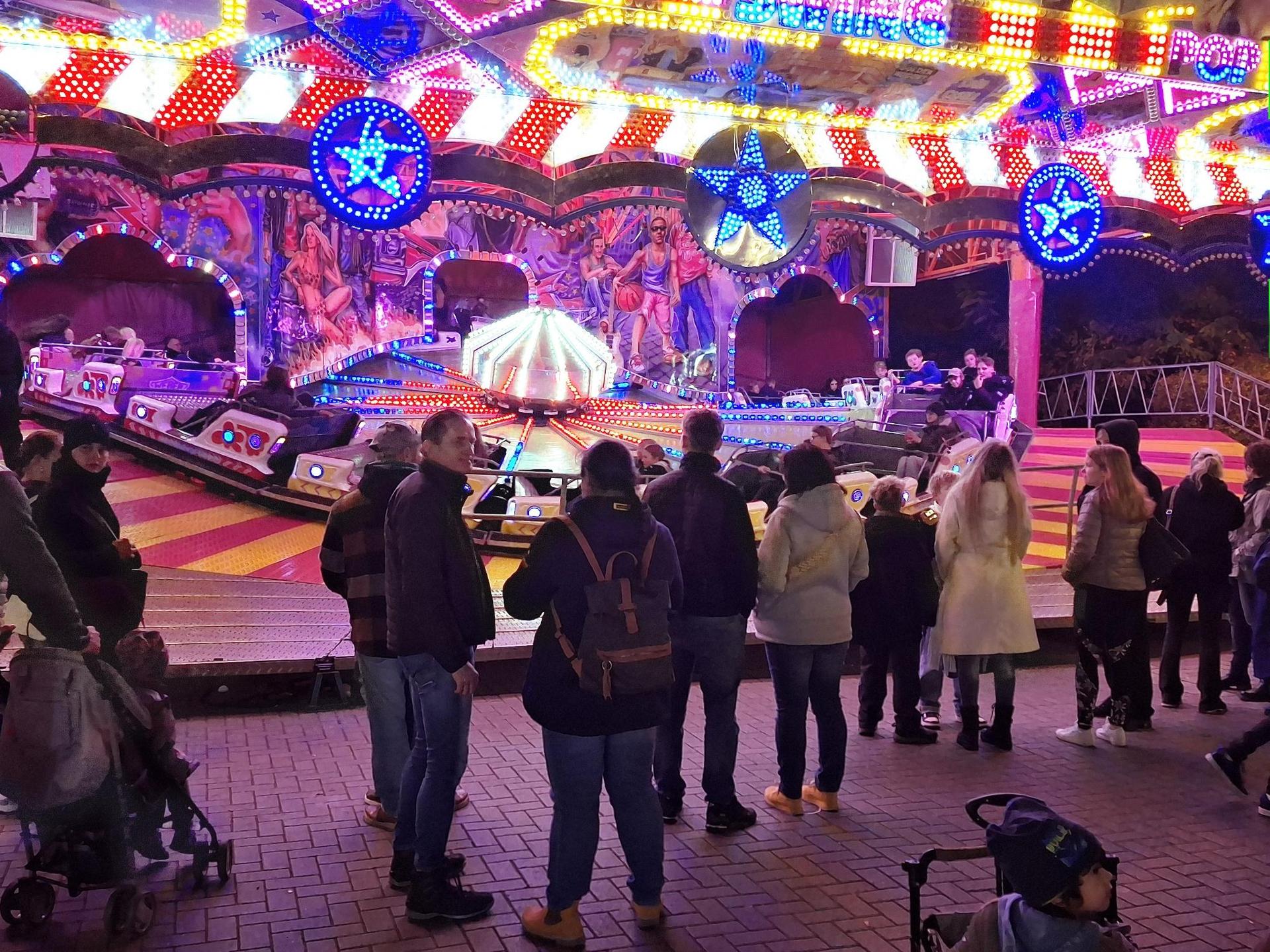 Rund um die Berg- und Talbahn war es am Abend ebenfalls gut gefüllt. (Foto: ds)