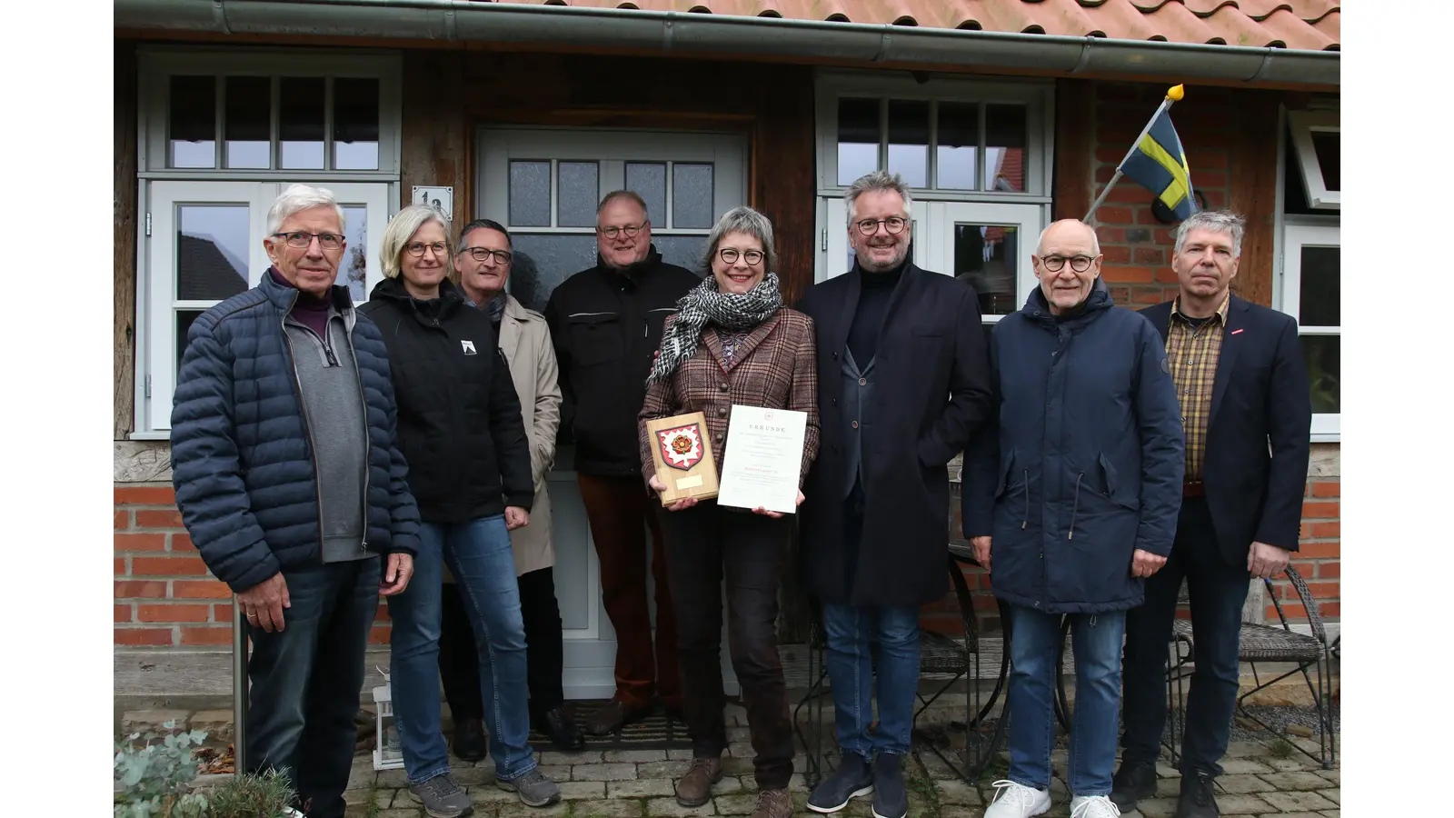 Heinz Brunkhorst (Heimatverein), Annika Melching (Ingenieurbüro Wehmeyer), Baudezernent Fritz Klebe, Volker Wehmeyer (Ingenieurbüro Wehmeyer), Vera Elze, Otmar Elze, Horst Frensel (Bewertungskommision) und Dieter Ahrens (Bewertungskommission) bei der Übergabe der Auszeichnung für die vorbildliche Sanierung des denkmalgeschützten Fachwerkhauses.  (Foto: Borchers, Bastian)